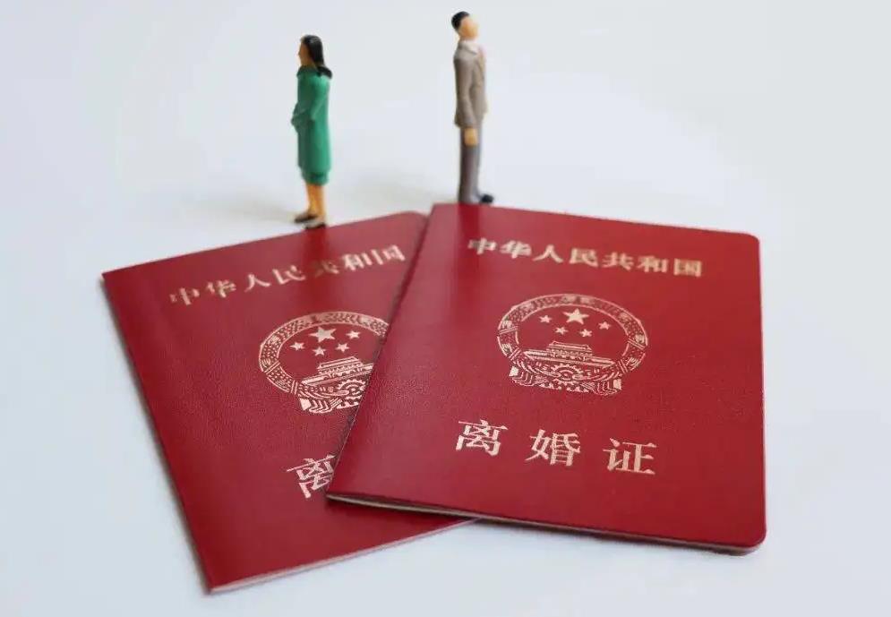 離婚房產(chǎn)法院評(píng)估費(fèi)由誰(shuí)承擔(dān)？北京離婚財(cái)產(chǎn)分割律師咨詢